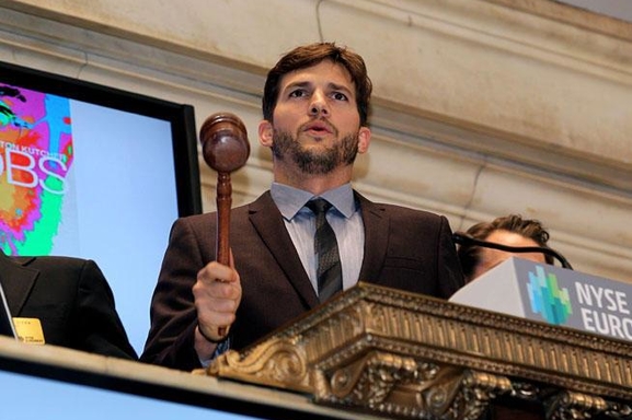 Ashton Kutcher était à Wall Street le mardi 6 août pour la promotion de son film "Jobs" !