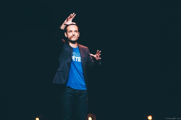 Le spectacle “Singularité” de Fabien Olicard va vous éblouir au Théâtre de la Tour Eiffel !