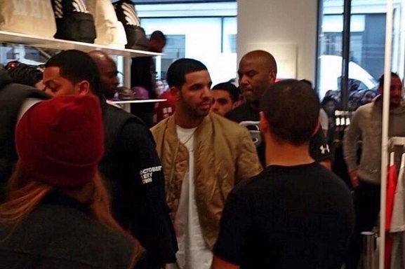 Drake était chez Colette à Paris pour présenter sa collection de vêtements