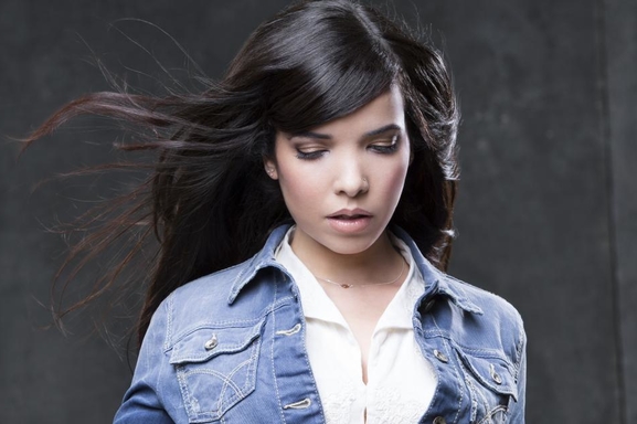 Mini World, le nouvel album symbolique et mélodieux de la chanteuse Indila