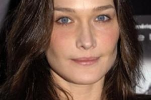 Carla Bruni-Sarkozy tourne pour Woody Allen!