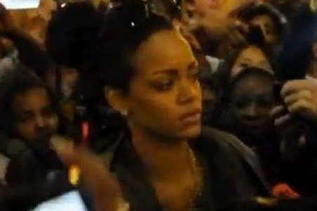 Le Buzz de Rihanna qui crée une émeute à Paris !