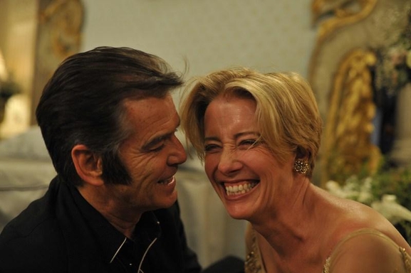 Emma Thompson et Pierce Brosnan en couple pour le film Duo d'Escrocs de Joel Hopkins