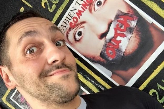 Fabien Tucci fait son « Coming Outch » tout en humour ! En partenariat avec Casting.fr, remportez vos places pour ce spectacle plein de légèreté et d’autodérision !