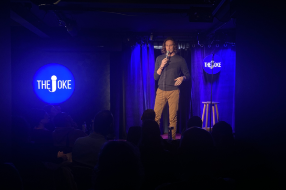 Vous aimez le stand up ? Découvrez « The Joke », le comedy club le plus chic de Paris fondé par Baptiste Lecaplain